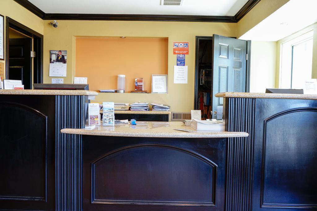 Hotel Ramada By Wyndham Ontario Extérieur photo