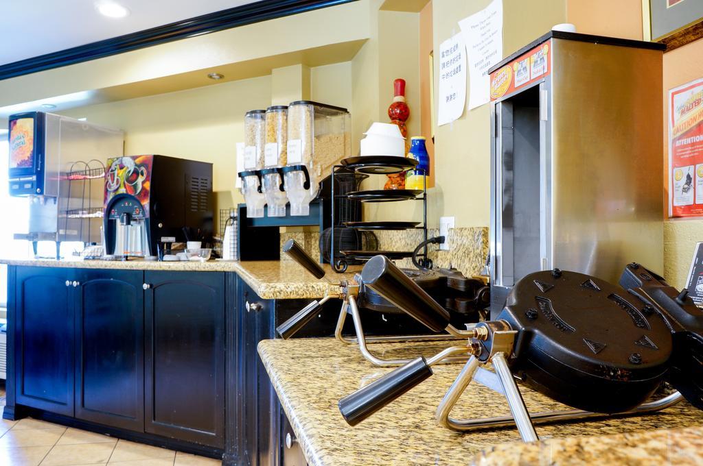 Hotel Ramada By Wyndham Ontario Extérieur photo