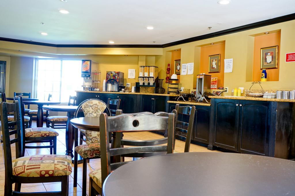 Hotel Ramada By Wyndham Ontario Extérieur photo
