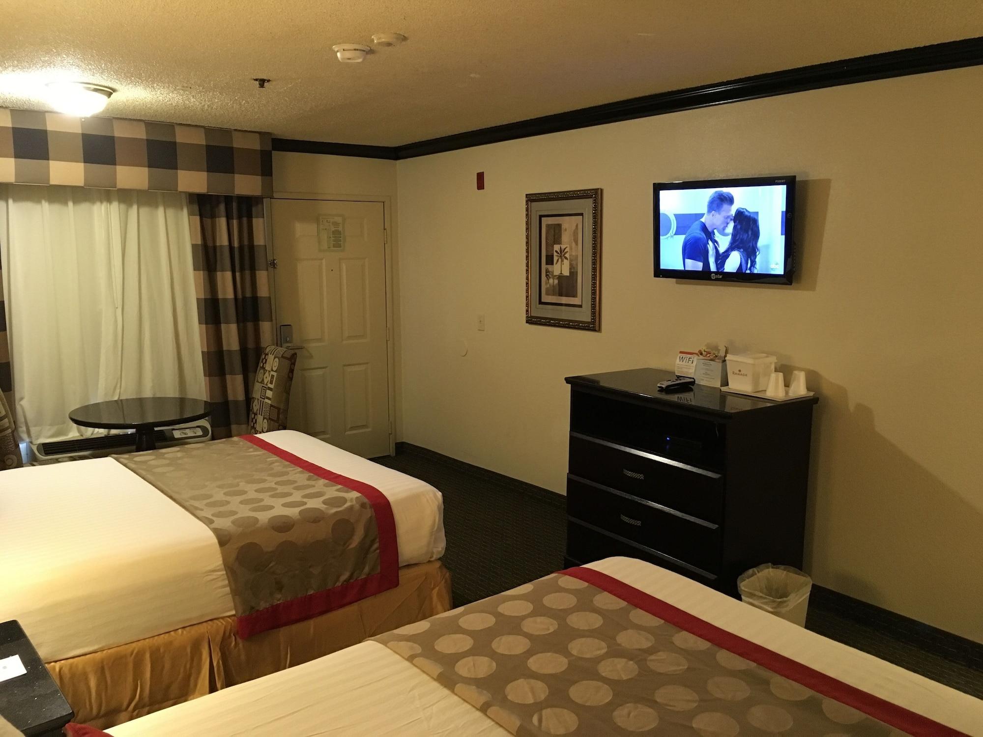 Hotel Ramada By Wyndham Ontario Extérieur photo