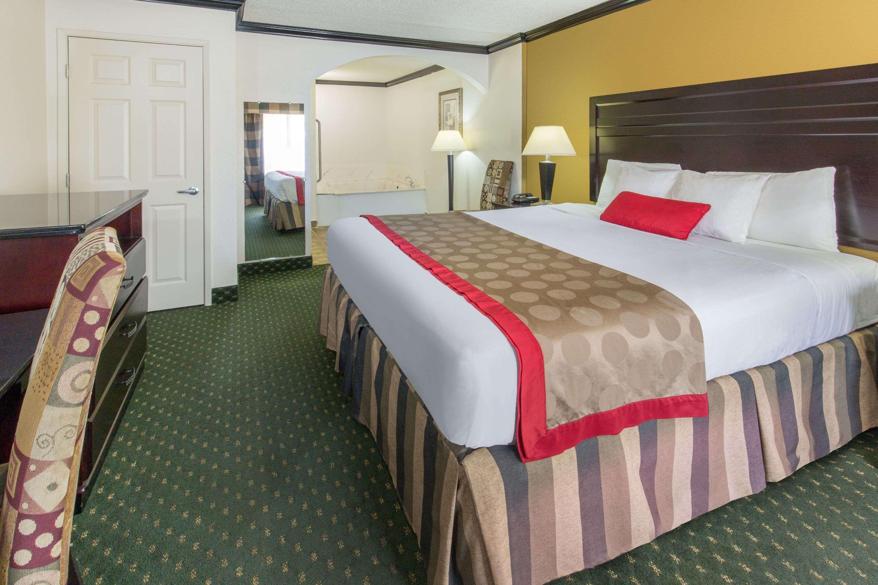 Hotel Ramada By Wyndham Ontario Extérieur photo
