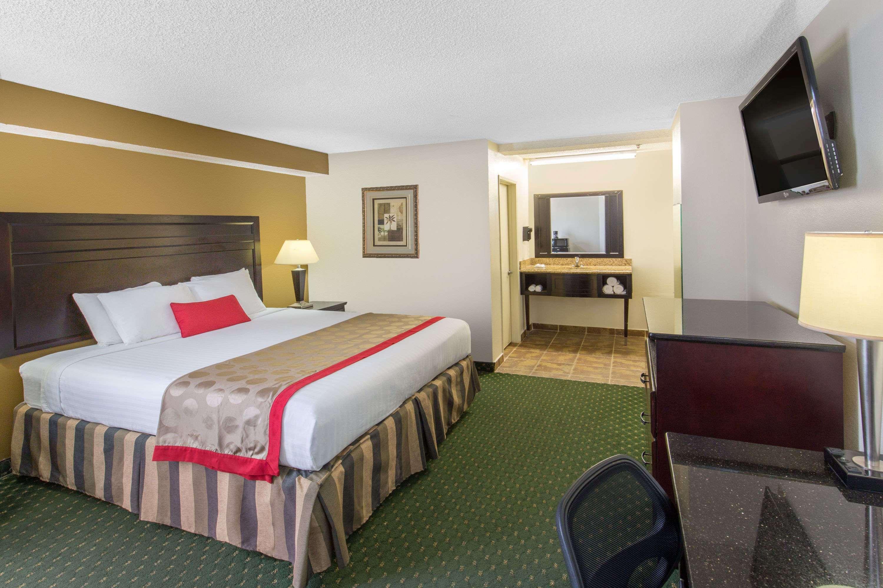 Hotel Ramada By Wyndham Ontario Extérieur photo