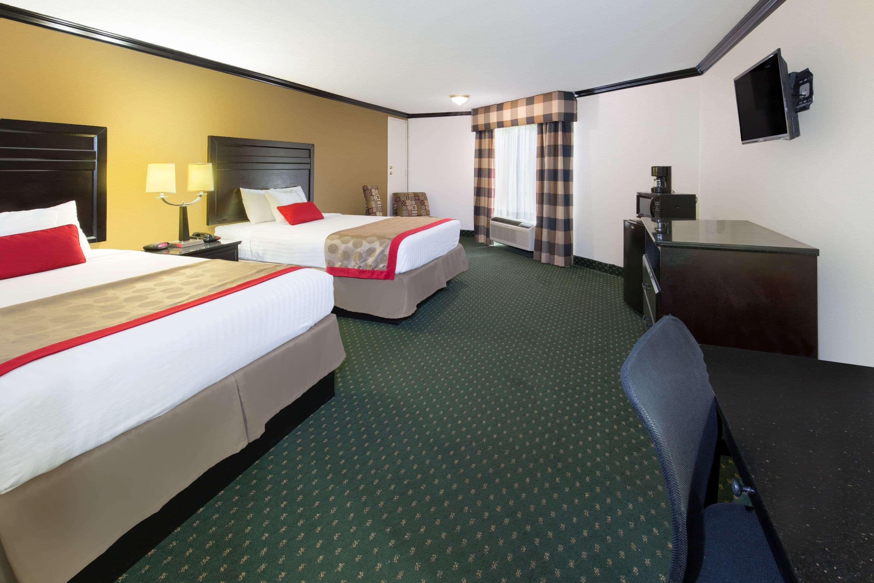Hotel Ramada By Wyndham Ontario Extérieur photo