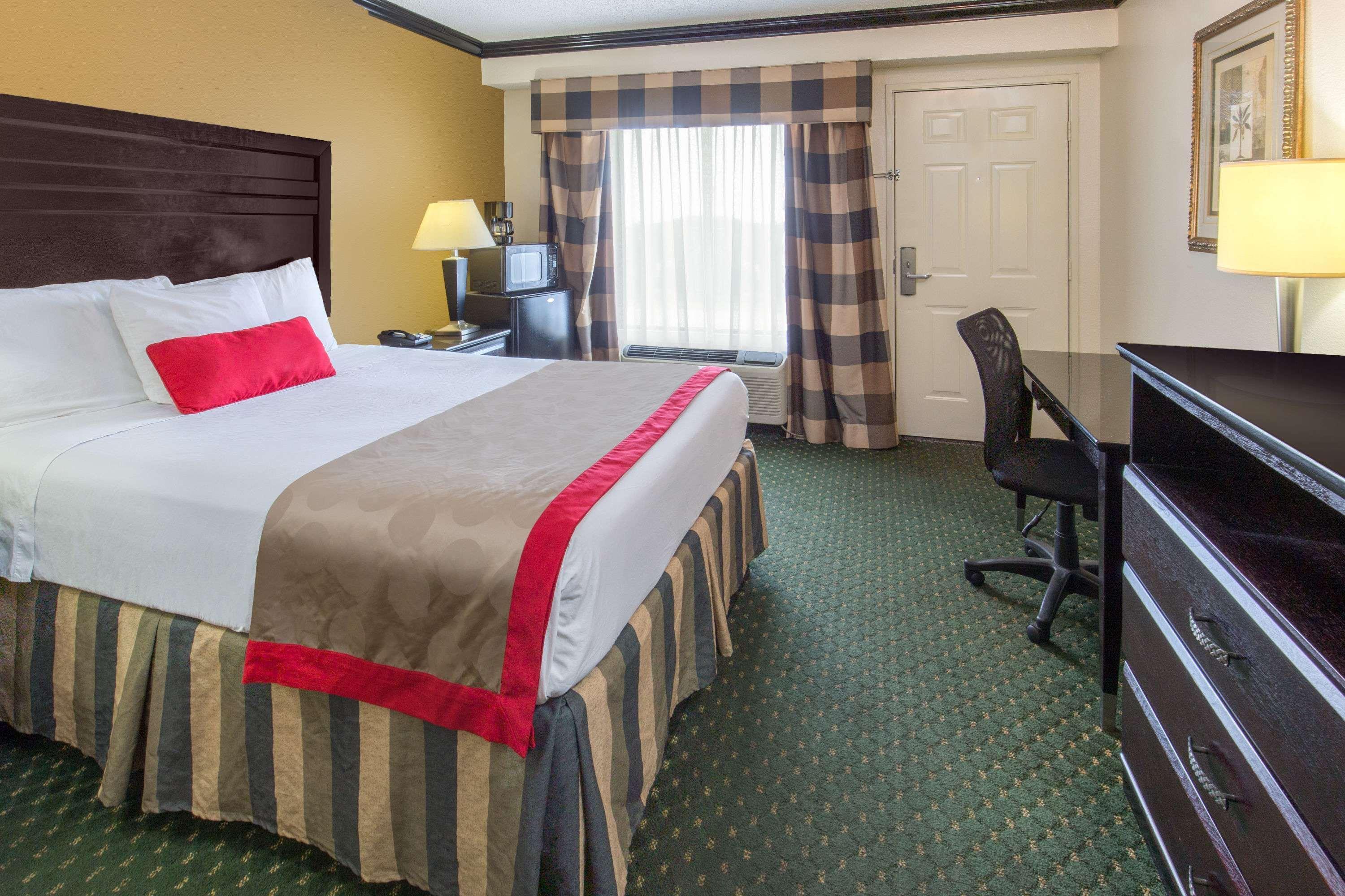 Hotel Ramada By Wyndham Ontario Extérieur photo