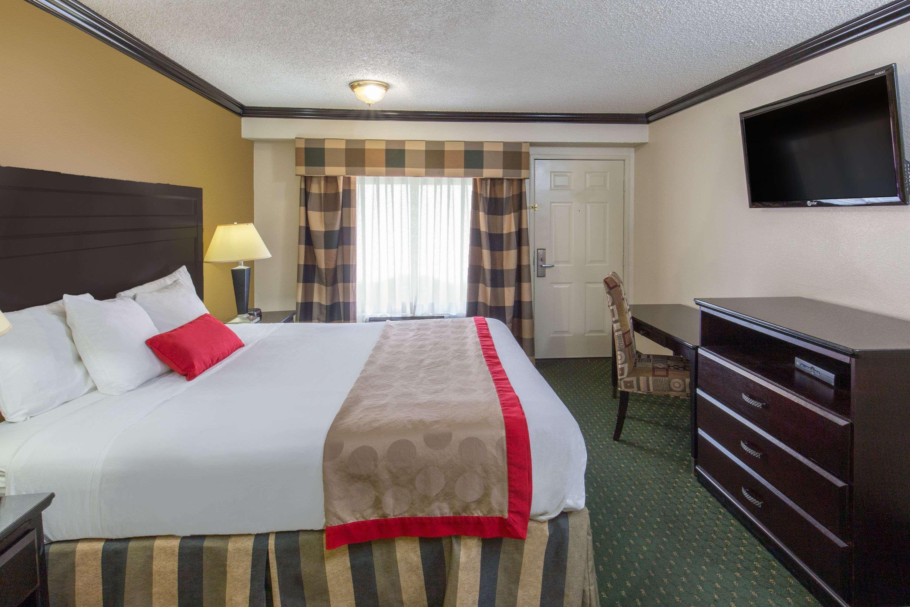 Hotel Ramada By Wyndham Ontario Extérieur photo