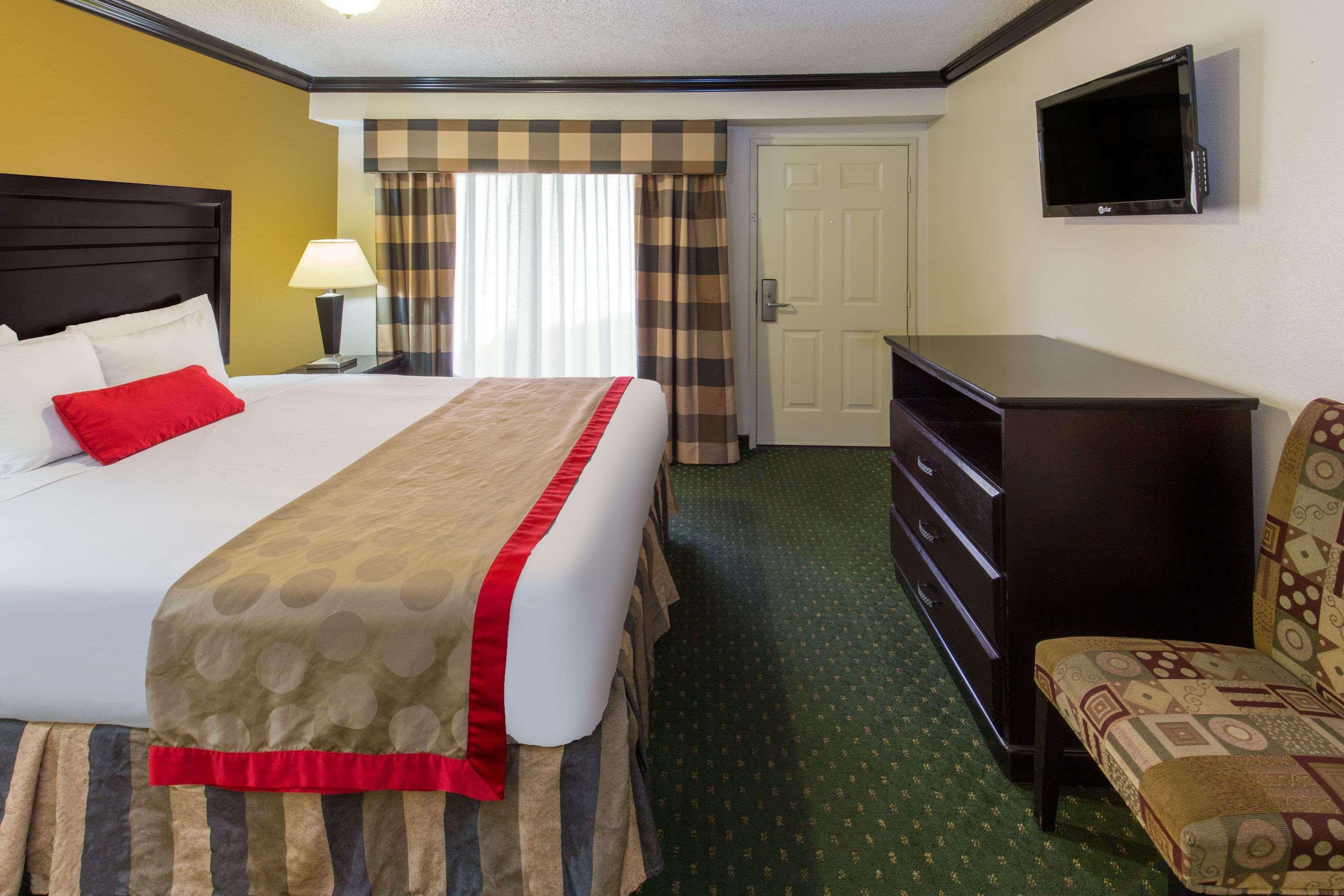 Hotel Ramada By Wyndham Ontario Extérieur photo