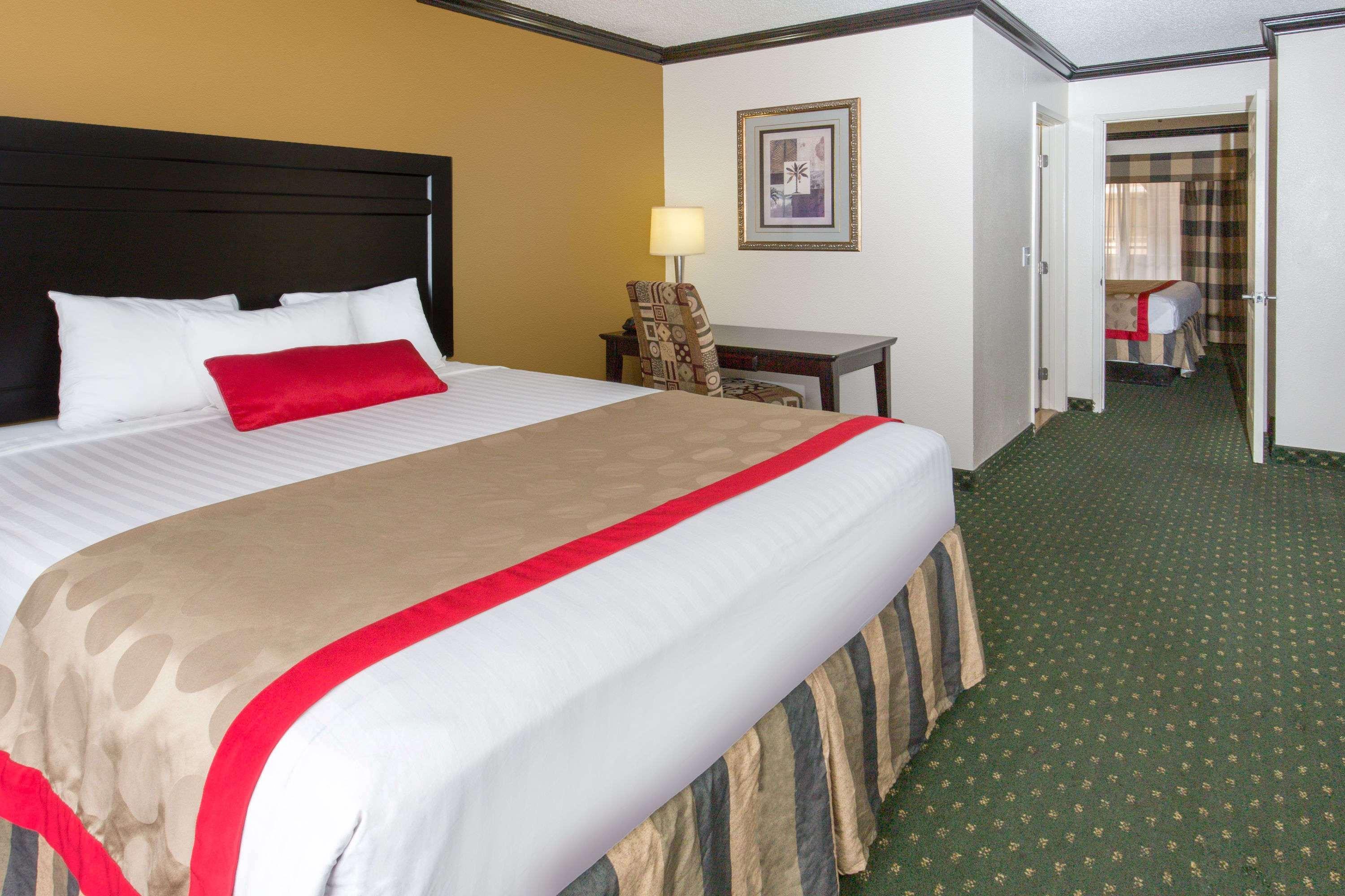 Hotel Ramada By Wyndham Ontario Extérieur photo