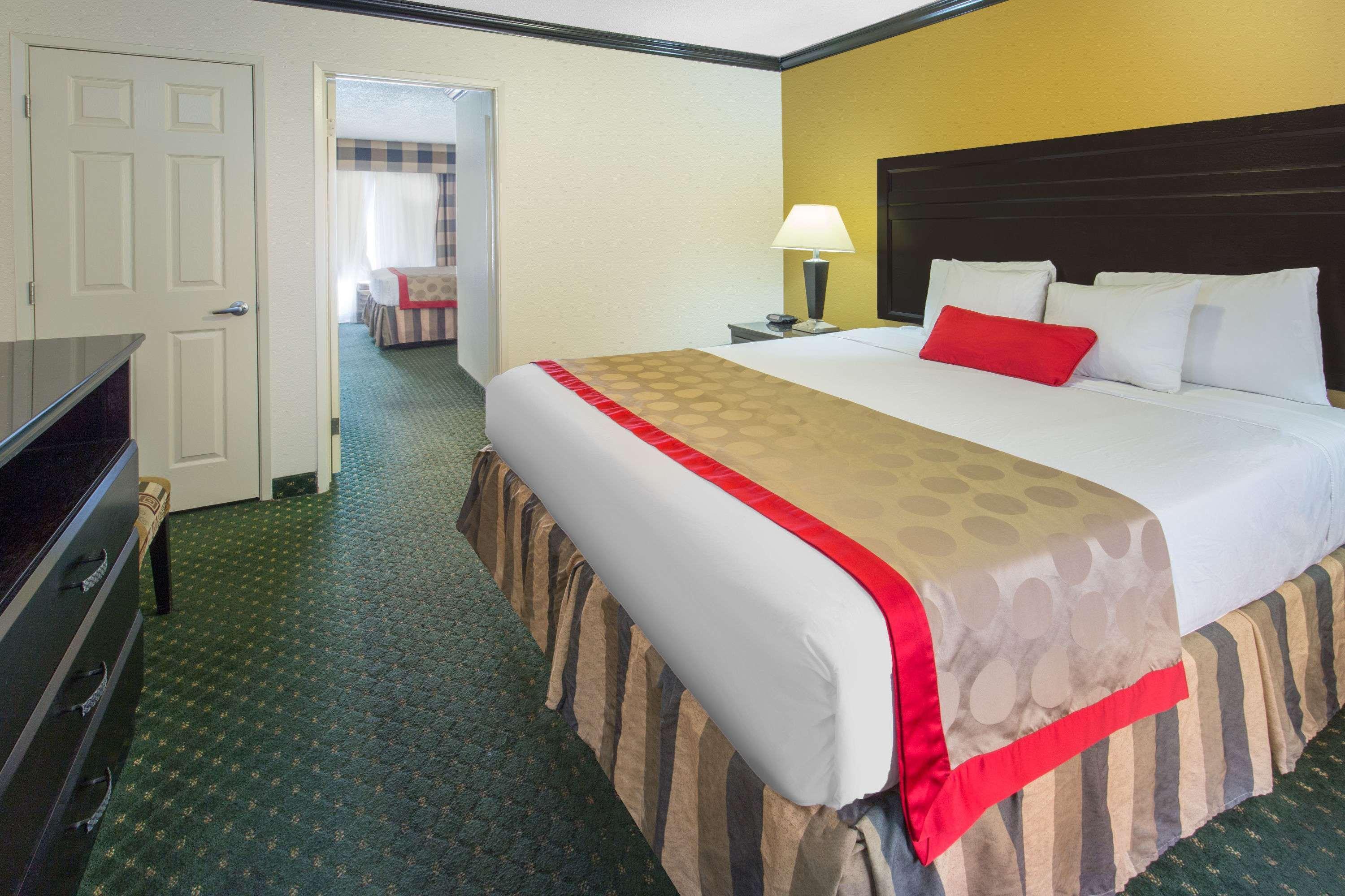 Hotel Ramada By Wyndham Ontario Extérieur photo