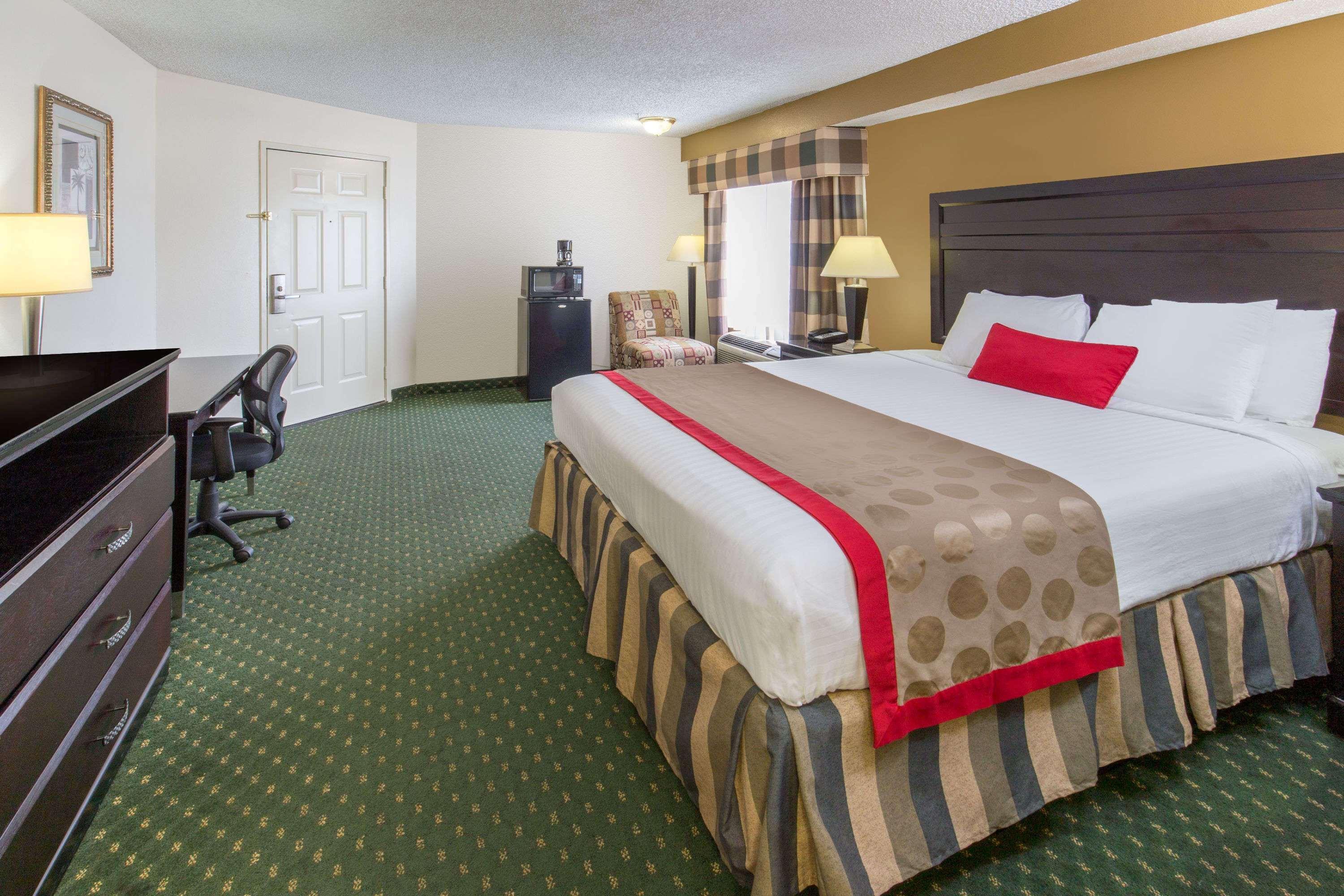 Hotel Ramada By Wyndham Ontario Extérieur photo