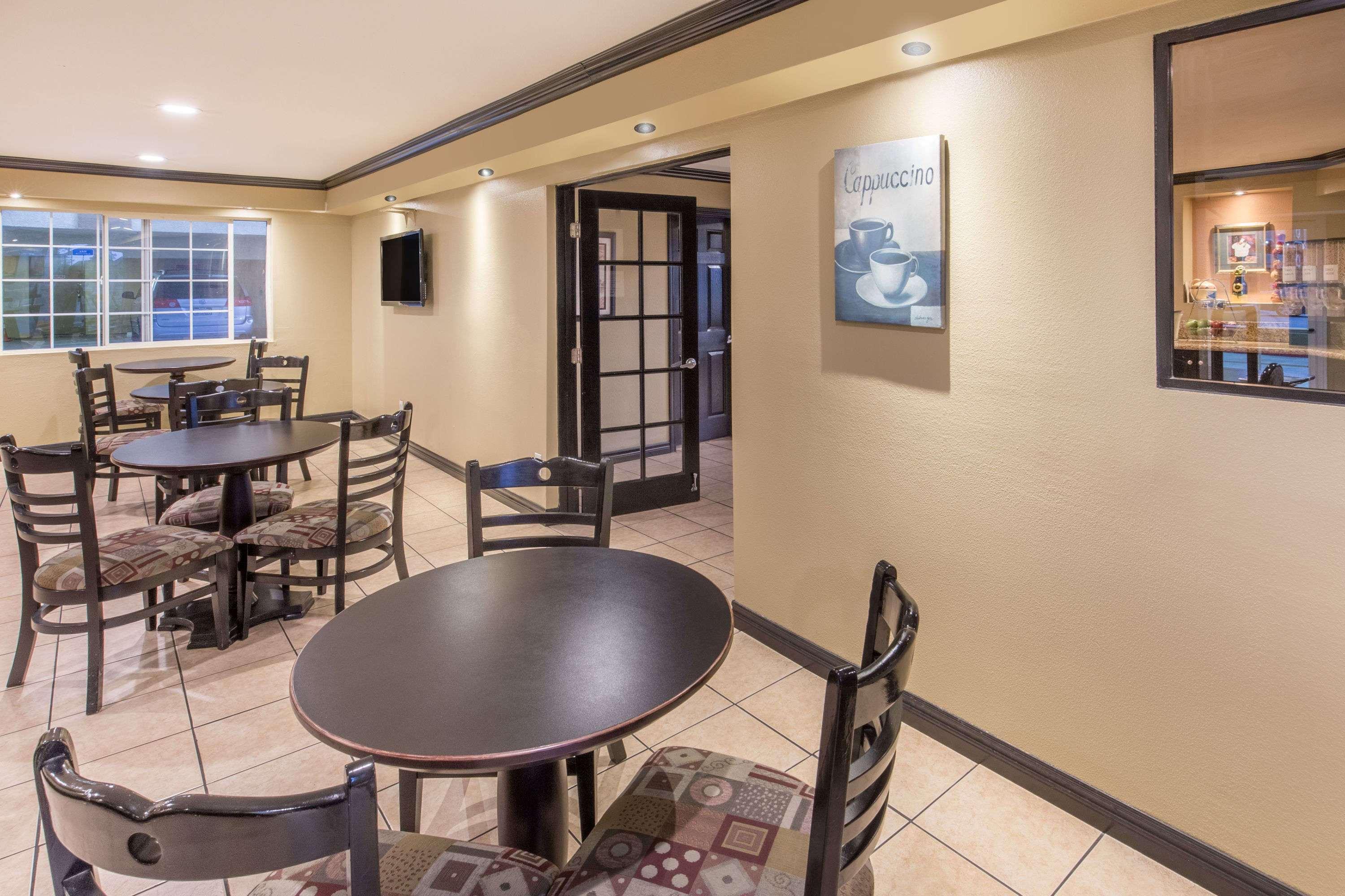 Hotel Ramada By Wyndham Ontario Extérieur photo