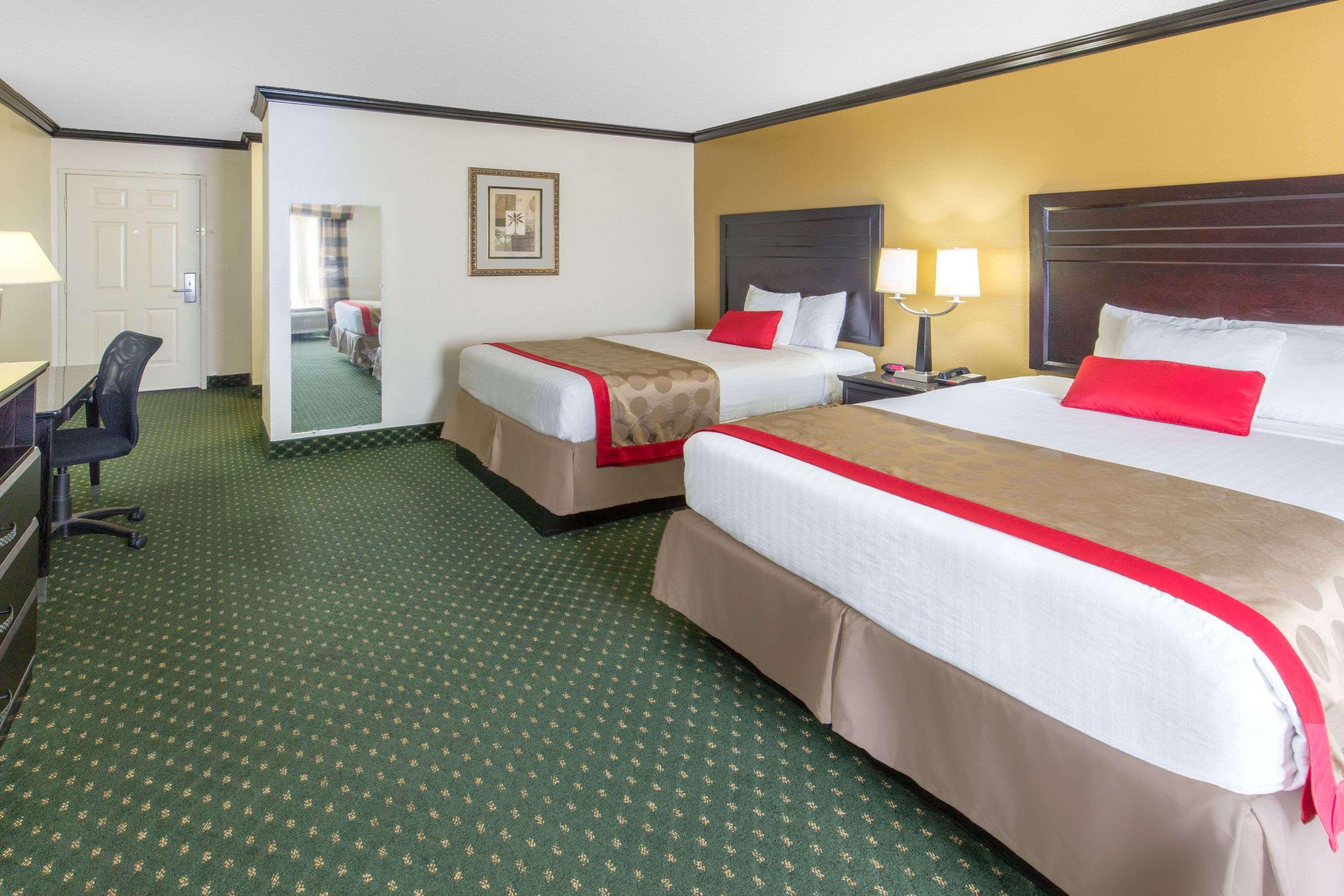 Hotel Ramada By Wyndham Ontario Extérieur photo
