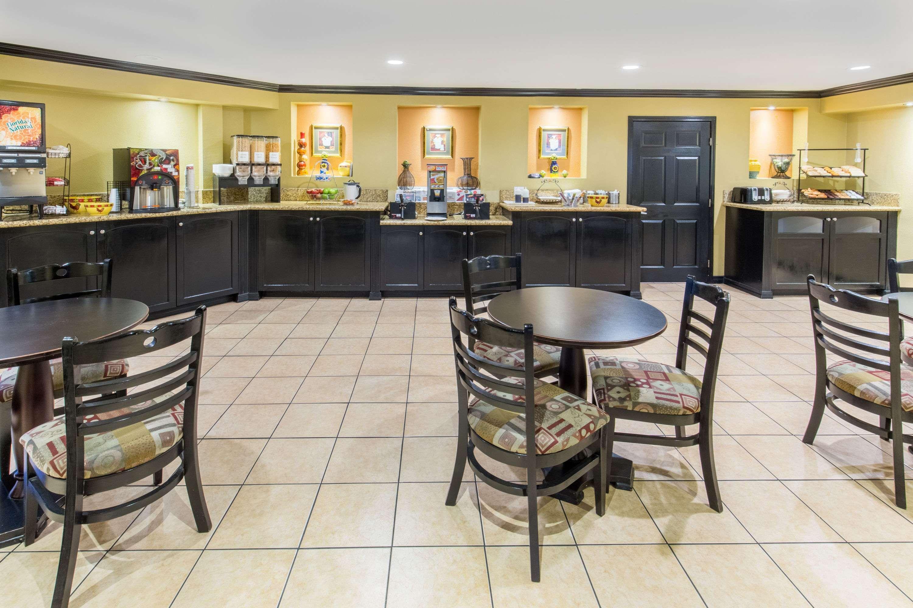 Hotel Ramada By Wyndham Ontario Extérieur photo