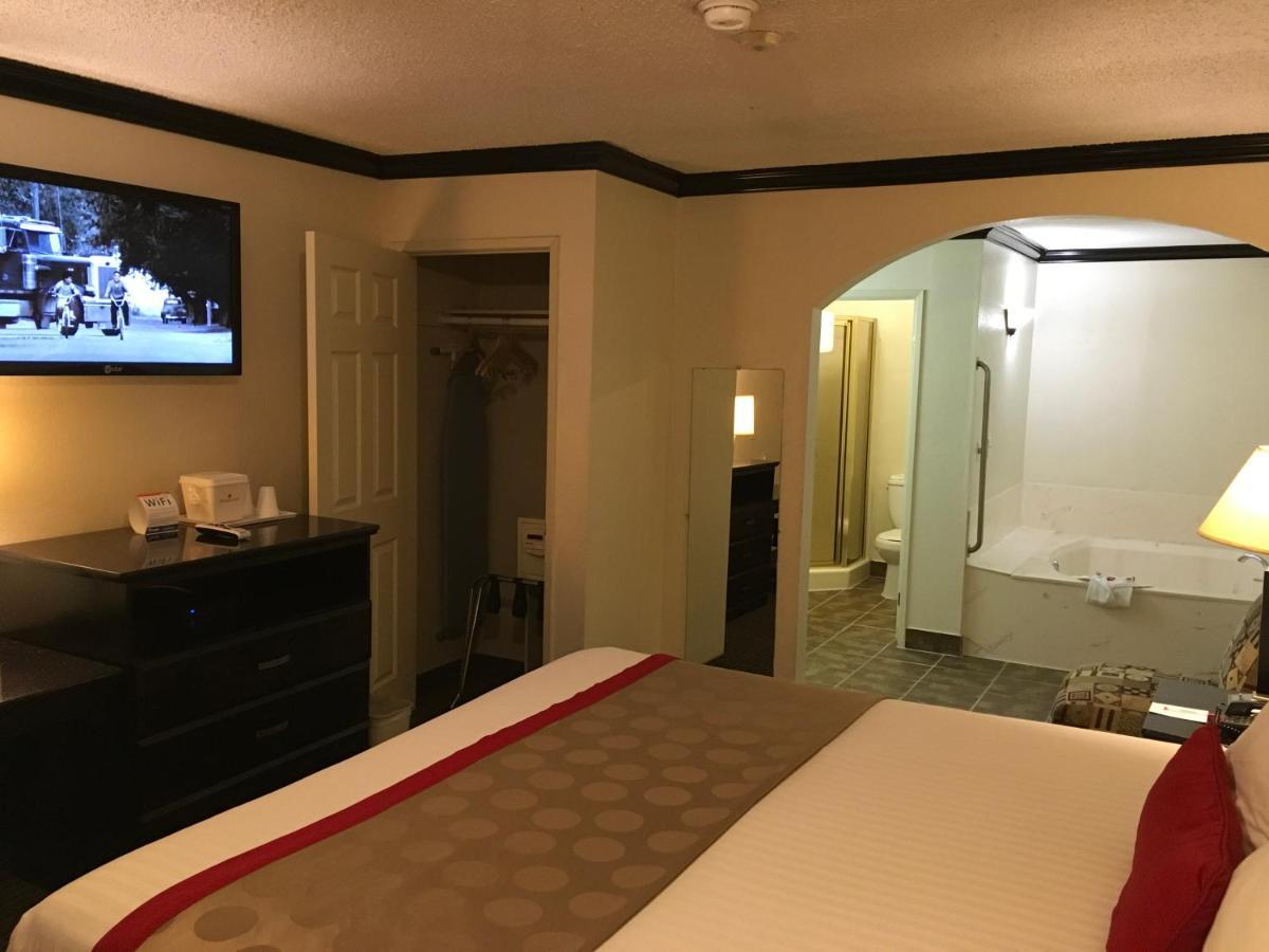 Hotel Ramada By Wyndham Ontario Extérieur photo