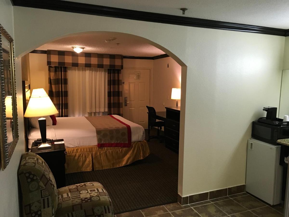 Hotel Ramada By Wyndham Ontario Extérieur photo