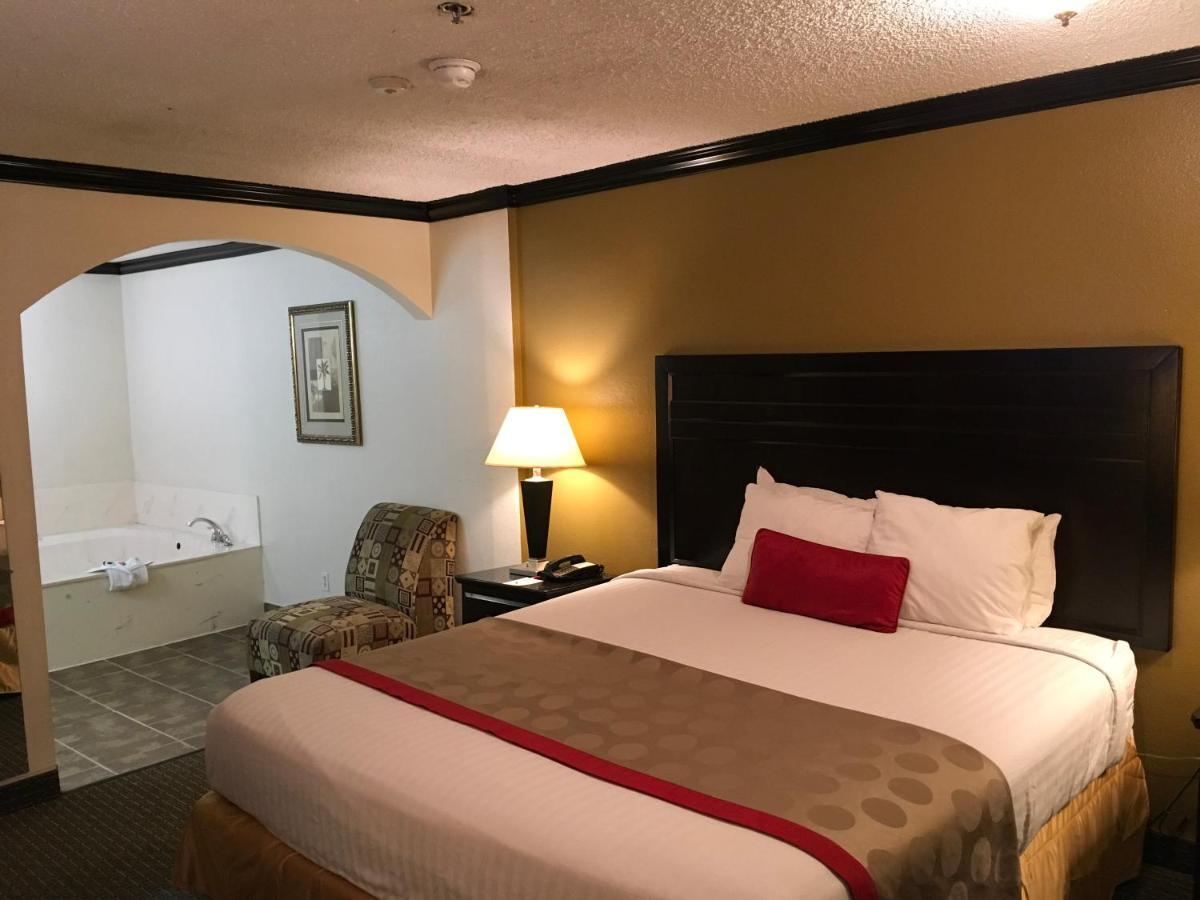 Hotel Ramada By Wyndham Ontario Extérieur photo